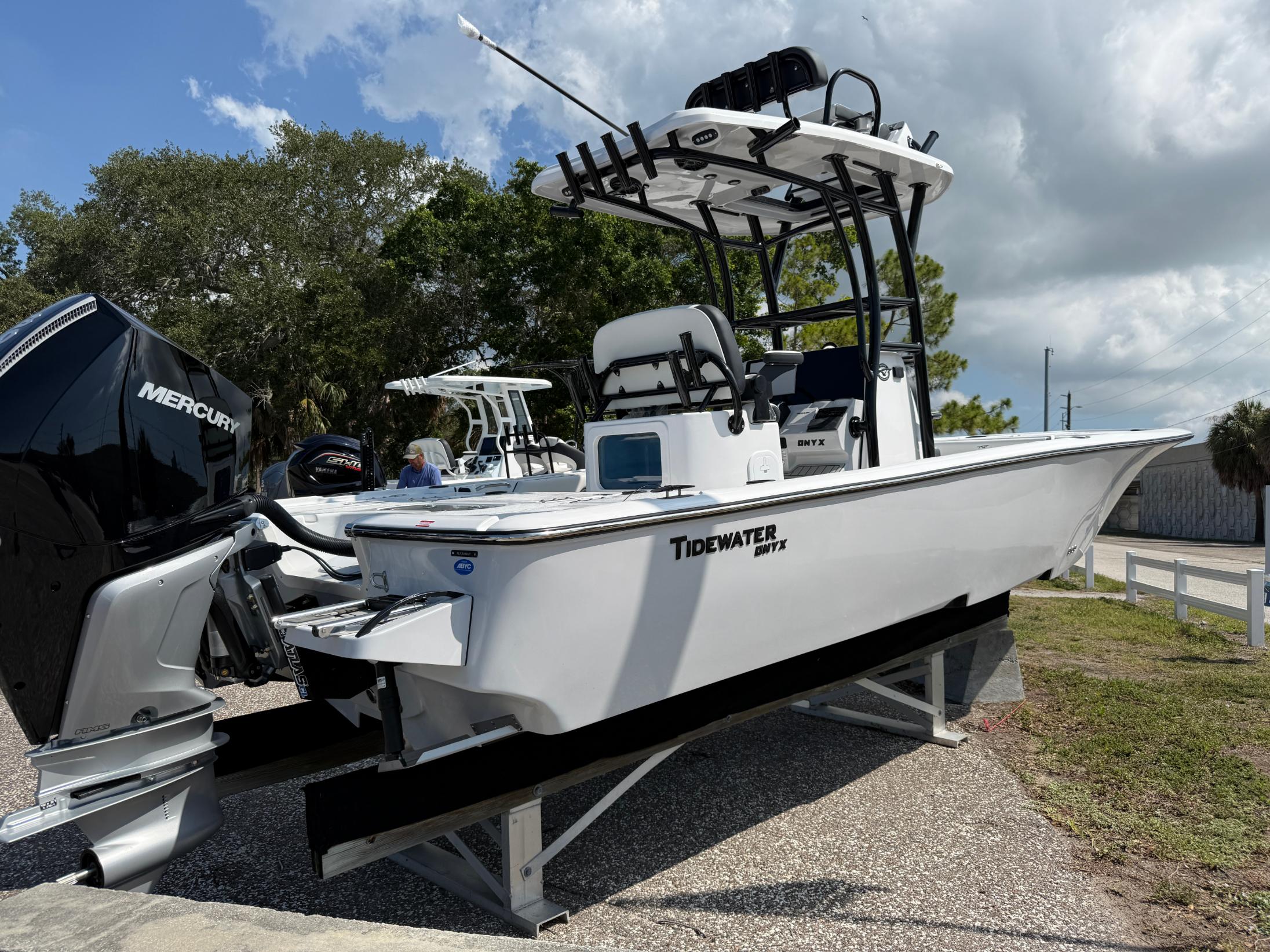 2027 Tidewater 2500 Carolina Bay